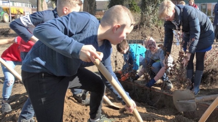 Boomfeestdag in park De Braamberg, Burgemeester Besselink van Bronckhorst, kinderen basisschool De Klimtoren, beukenhaag planten