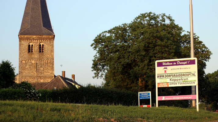 Portaalbord bij de kerk in Voor-Drempt