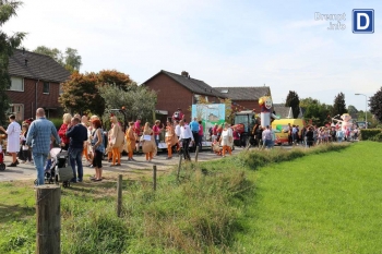 Opstellen van de optocht aan de Kerkstraat