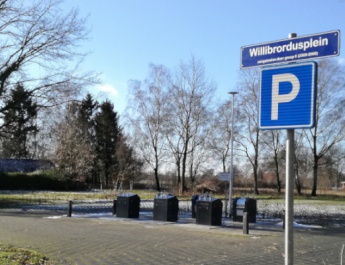 Woningbouw in Achter-Drempt komt een stap dichterbij Straatnaambord Willibrordusplein boven P voor milieustraatje Achter-Drempt