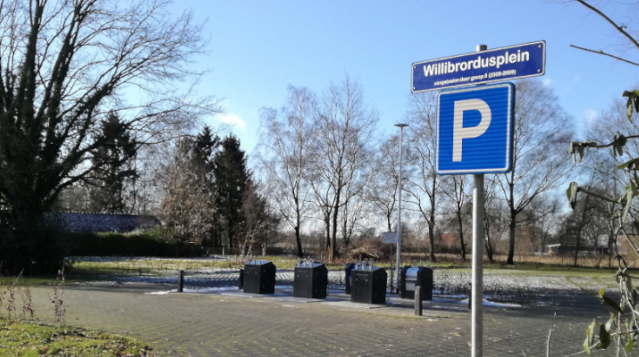 Straatnaambord Willibrordusplein boven P voor milieustraatje Achter-Drempt