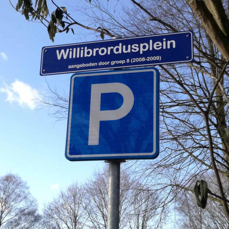 straatnaambord Willibrordusplein boven P-bord