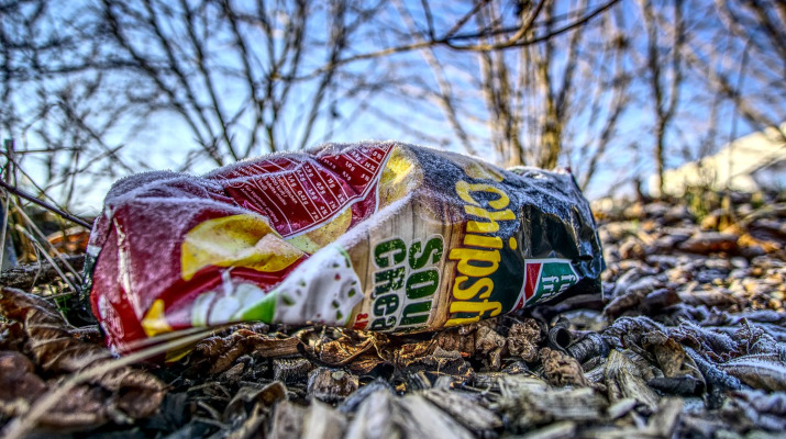 lege chips zak in de natuur