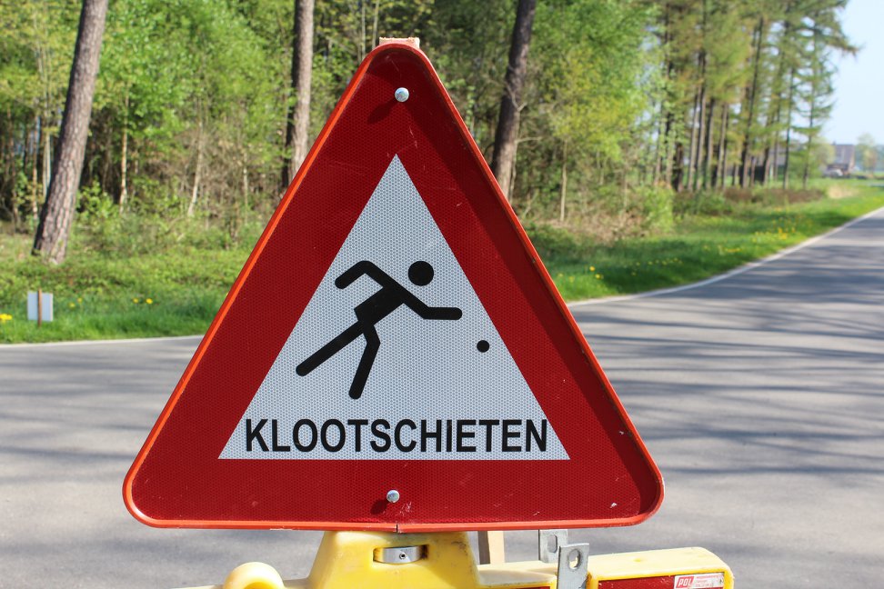 verkeersbord opgelet klootschieten