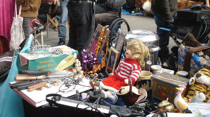 tafel vol spullen op rommelmarkt