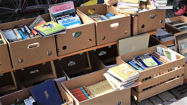 dozen met boeken op rommelmarkt