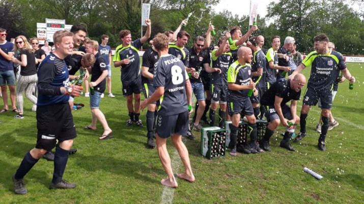 voetbalelftal viert de overwinning met bier