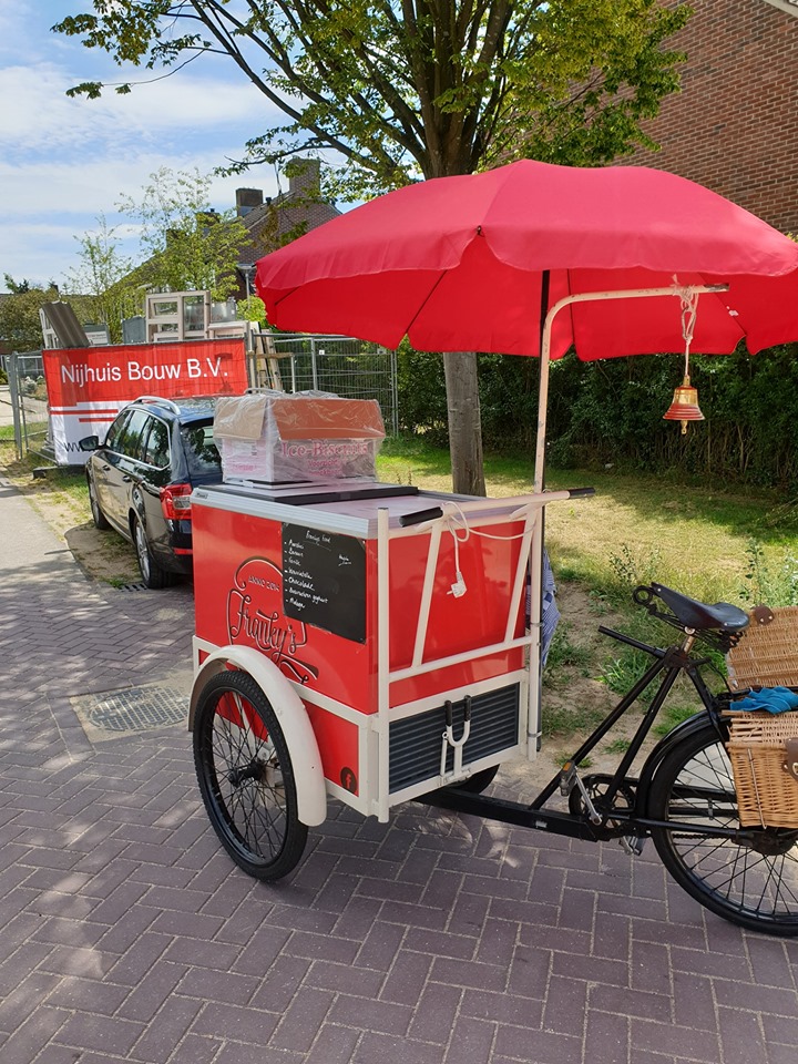 rode ijskar met rode parasol