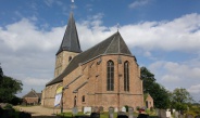 kerk met begraafplaats