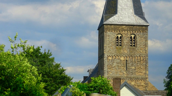 gedeelte kerktoren tussen boomtoppen