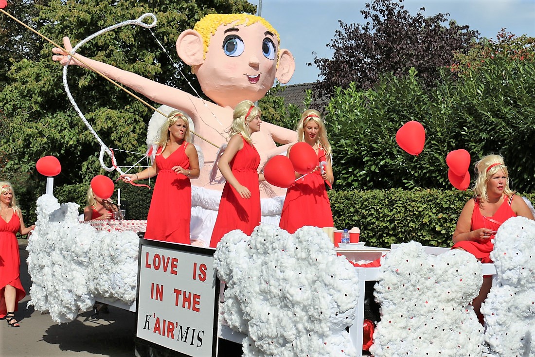 vrolijke vrouwen in rode jurkjes op kermiswagen