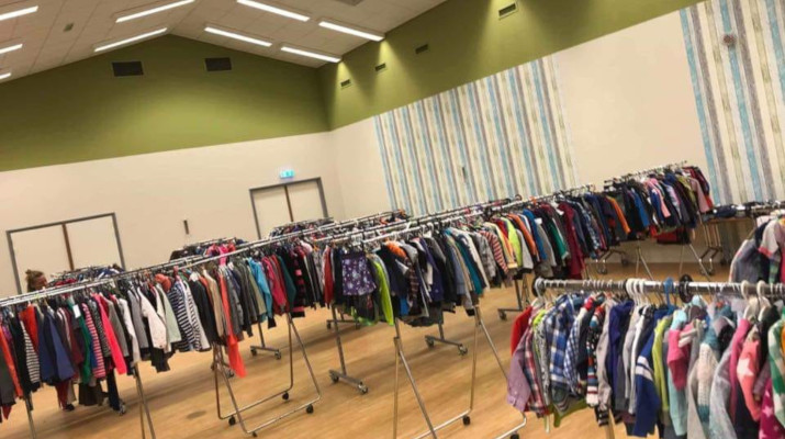 kleding aan rekken in grote ruimte