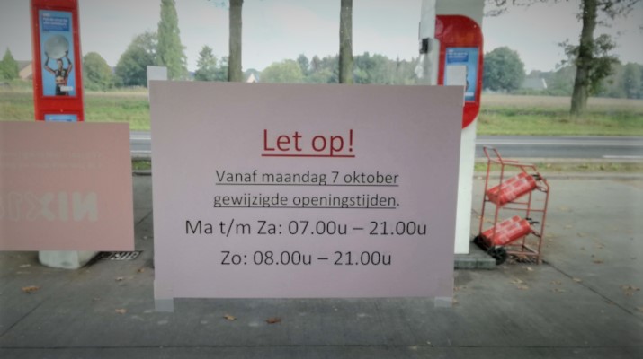 nieuwe openingstijden op de deur