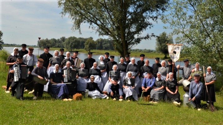 grote groep mensen in klederdracht