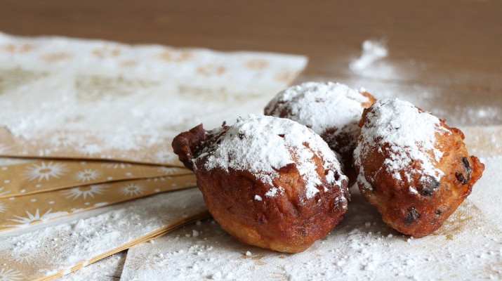 oliebollen met poedersuiker