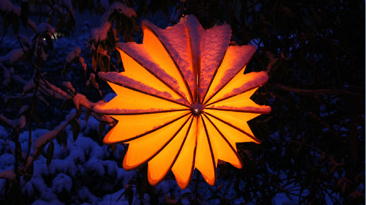 oranje lampion met sneeuw