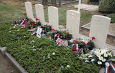 Dorpsraden herdenken slachtoffers oorlog oorlogsgraven met bloemstukken