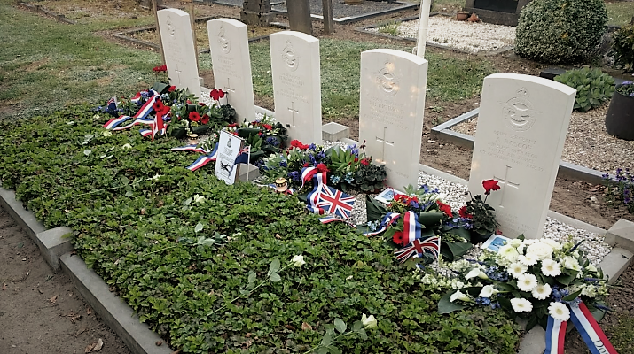 oorlogsgraven met bloemstukken