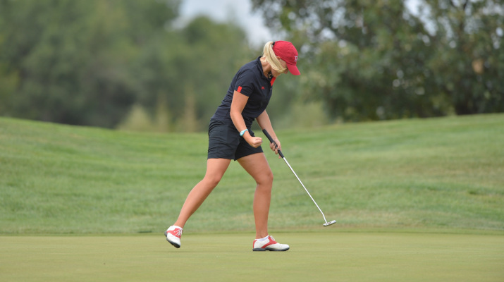 vrouw speelt golf