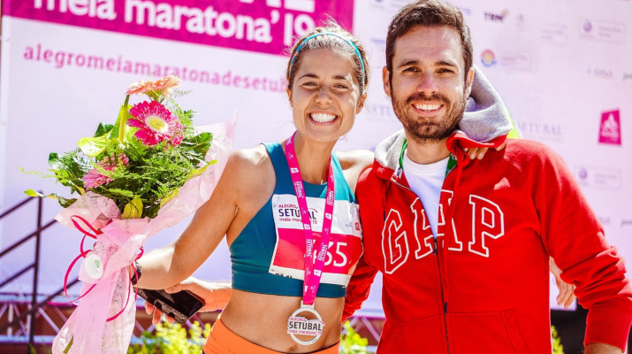 trainer naast kampioen met medaille en bloemen