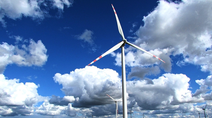 windmolens in wolkenlucht