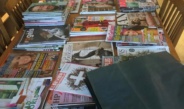 tijdschriften en linnen tas op tafel