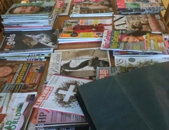 Tasjesactie tijdschriften en linnen tas op tafel
