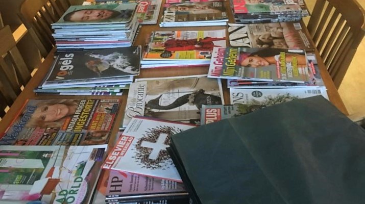 tijdschriften en linnen tas op tafel