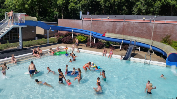 buitenbad met waterglijbaan