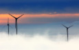 Geef uw mening over een duurzame Achterhoek en swipe mee! windturbines boven de wolken voor gekleurde lucht