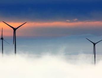 Geef uw mening over een duurzame Achterhoek en swipe mee! windturbines boven de wolken voor gekleurde lucht