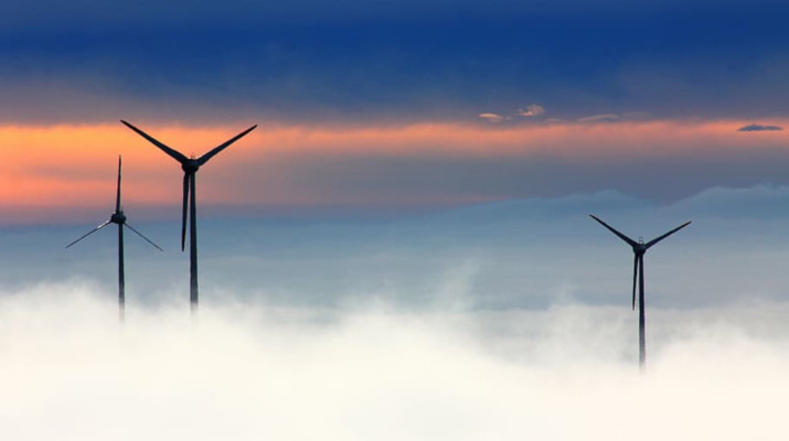 windturbines boven de wolken voor gekleurde lucht