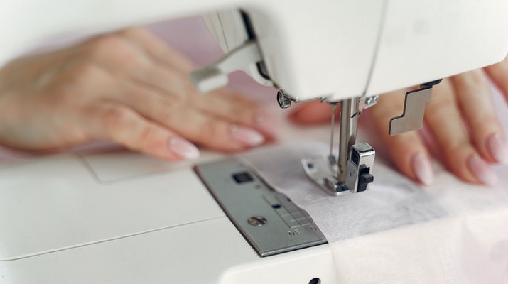 vrouwenhanden onder naaimachine