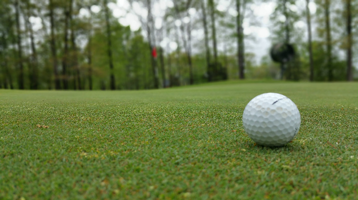 witte golfbal op golfbaan