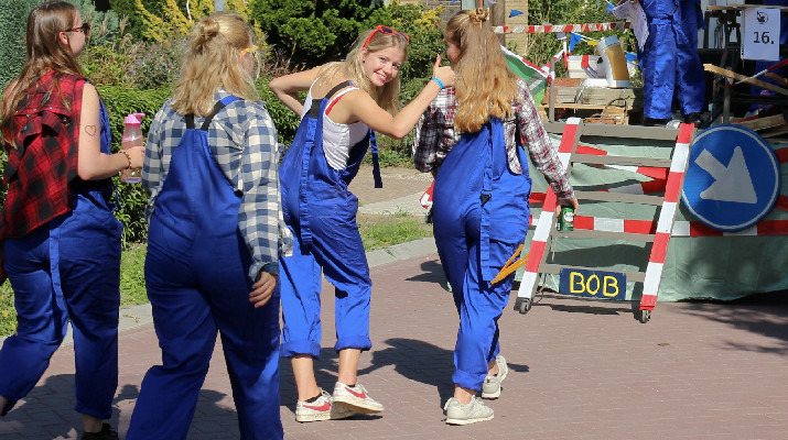 meisjes in blauwe overall in optocht