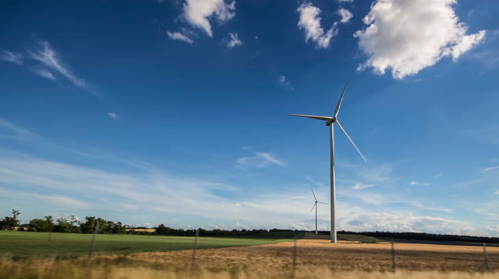 windturbine in het veld