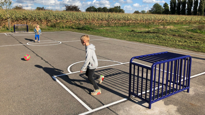 kinderen voetballen op mini-veld