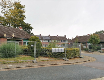 Kom je ook gratis planten uitgraven? bejaardenwoningen afgezet met bouwhekken