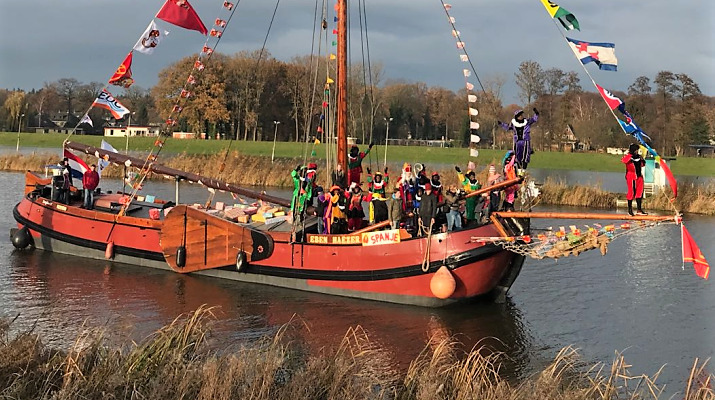 Sint en Pieten op de Pakjesboot