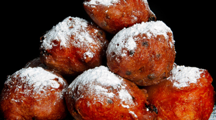 oliebollen met poedersuiker