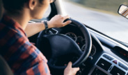 man achter stuur in auto