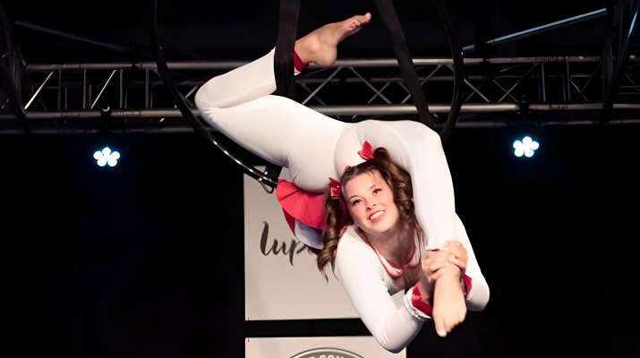 meisje in aerial hoop