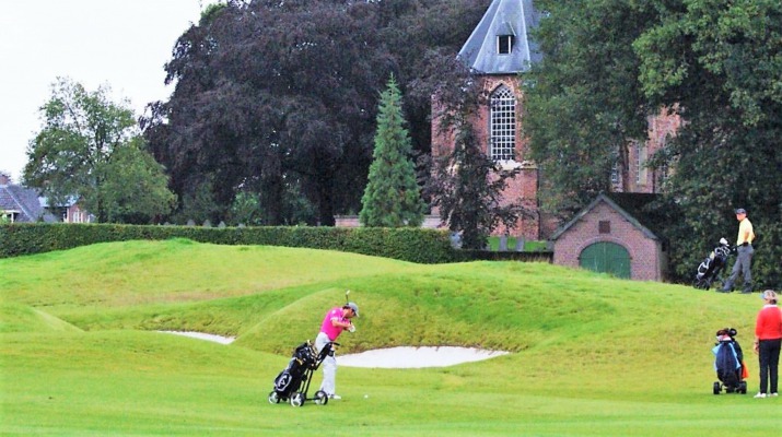 golfterrein naast de dorpskerk van Hoog-Keppel