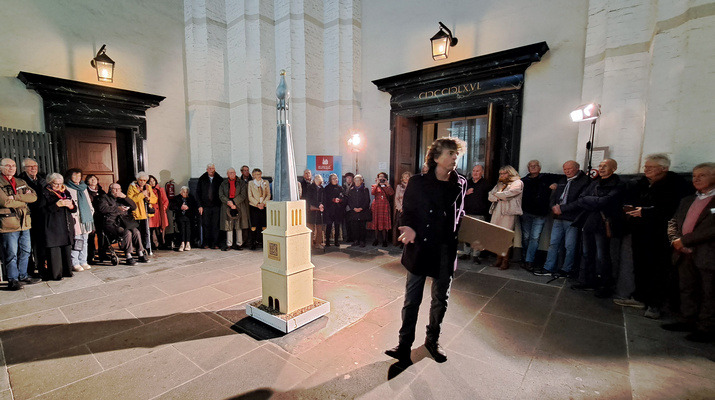 onthulling miniatuurtoren martinikerk doesburg foto hans wonink